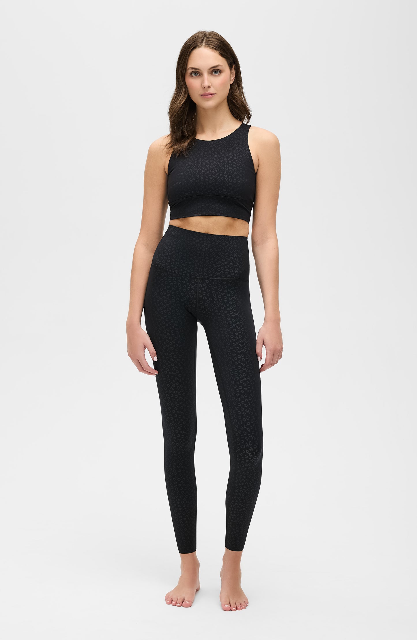 Modèle portant le legging Fierce en noir avec imprimé léopard, conçu avec un tissu compressif certifié OEKO-TEX et notre technologie MicroPerle® pour stimuler le drainage lymphatique, améliorer la circulation, réduire la fatigue et lisser la peau. Legging de compression