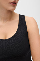 Modèle portant le legging Fierce en noir avec imprimé léopard, conçu avec un tissu compressif certifié OEKO-TEX et notre technologie MicroPerle® pour stimuler le drainage lymphatique, améliorer la circulation, réduire la fatigue et lisser la peau. Legging de compression