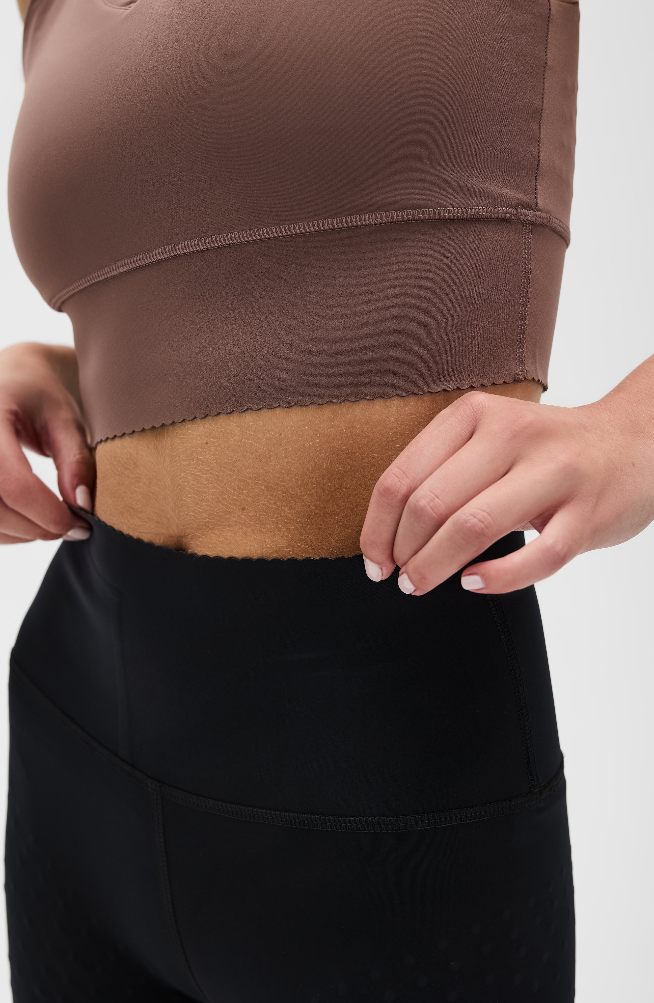 Legging Adorn en noir, avec un élégant bord festonné, en tissu de compression certifié OEKO-tex, notre technologie MicroPerle® pour le drainage lymphatique, une meilleure circulation, la réduction de la fatigue et une peau plus lisse.