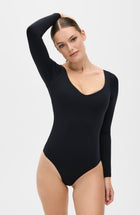 Body de Compression Manches Longues Iconic - version couvrante avec une fermeture ajustable à crochets à l'entrejambe. Conçu pour améliorer la circulation, offrir une compression douce et sculpter la silhouette en toute simplicité grâce à un tissu de compression certifié OEKO-TEX.