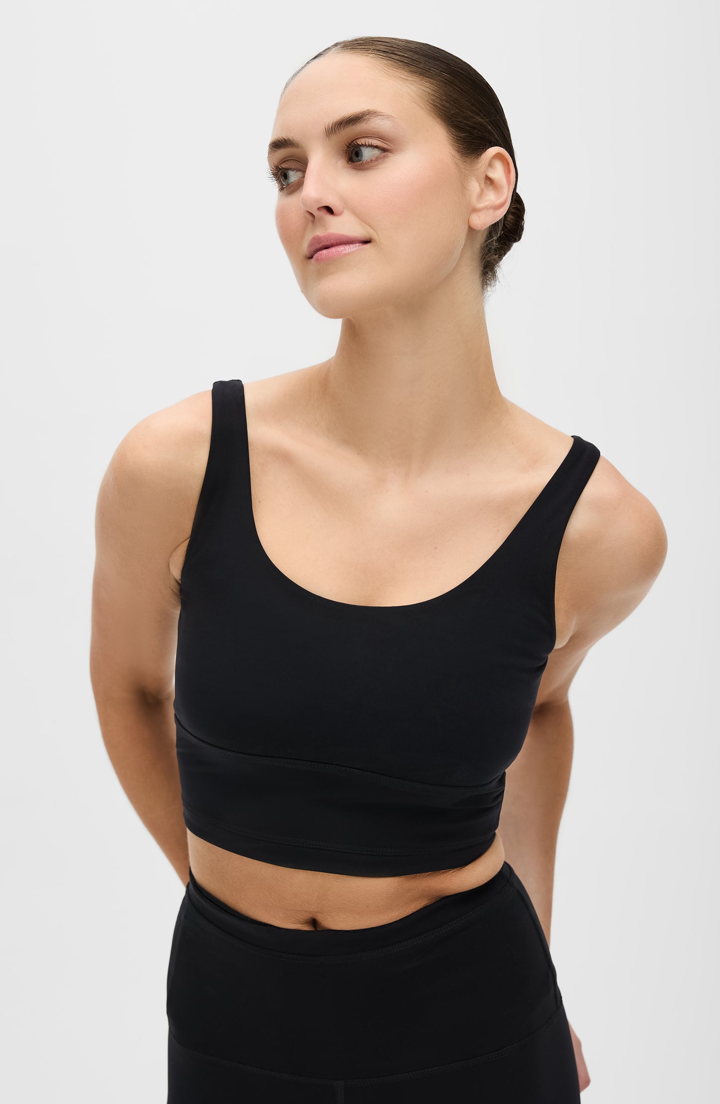 Brassiere et legging Lisse en noir pour compression, réduisent les gonflements et la fatigue, et apportent plus d'énergie.
