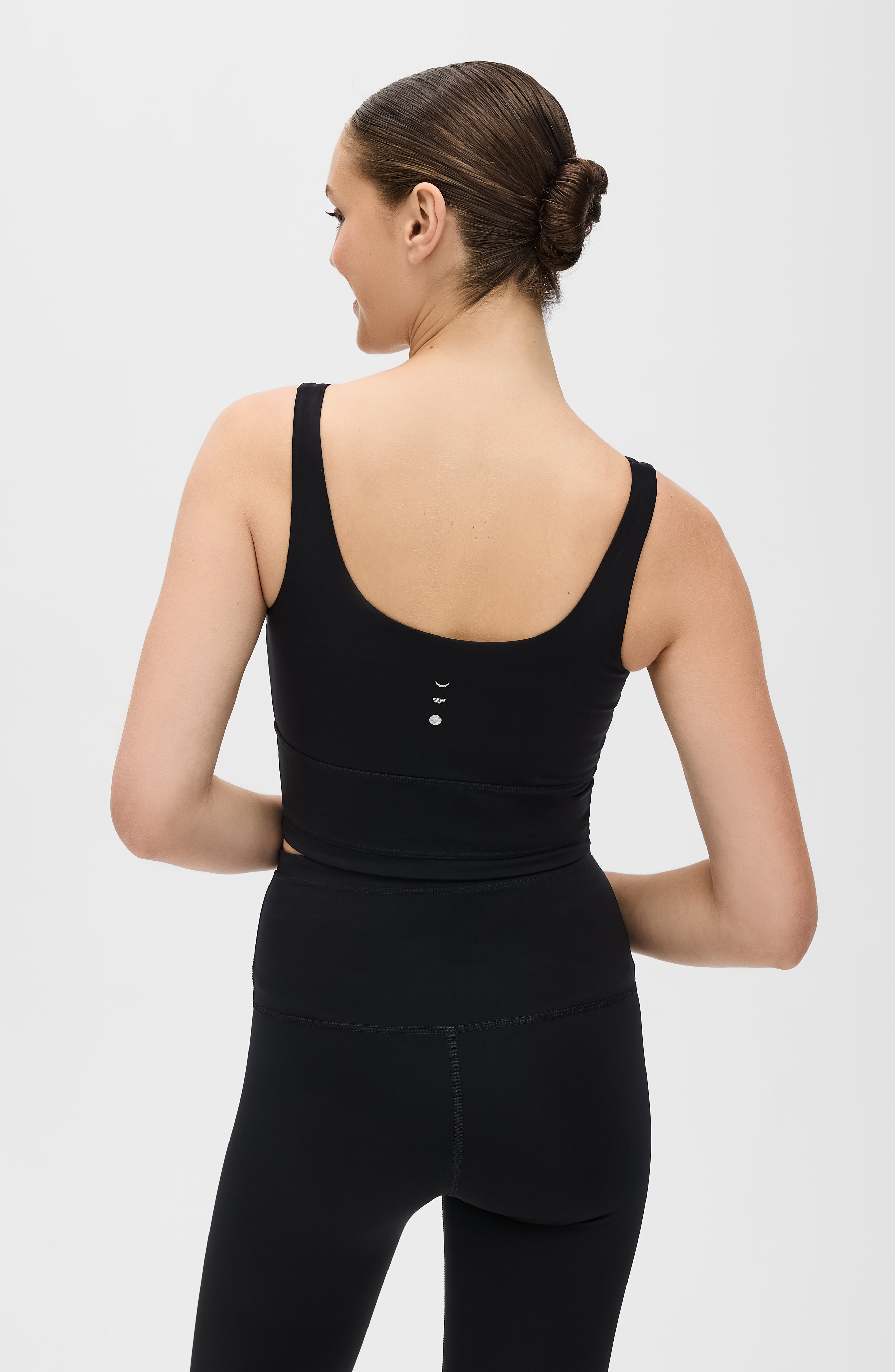 Brassiere et legging Lisse en noir pour compression, réduisent les gonflements et la fatigue, et apportent plus d'énergie.