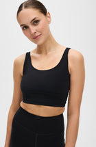 Brassiere et legging Lisse en noir pour compression, réduisent les gonflements et la fatigue, et apportent plus d'énergie.