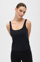Débardeur Lisse en noir : un débardeur de compression avec soutien-gorge intégré, conçu pour réduire les gonflements et la fatigue, et apporter plus d'énergie.