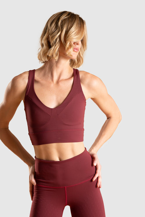Charger l&#39;image 1 dans la galerie. Mannequin portant la brassière Divine en couleur bordeaux avec billes MicroPerle dans le dos, tissu de compression certifié OEKO-TEX pour drainage lymphatique, une meilleure circulation et réduction de douleurs musculaires