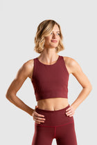 Mannequin portant la brassière The Original en couleur bordeaux avec des MicroPerles et un tissu de compression certifié Oeko-Tex pour améliorer la circulation, favoriser le drainage lymphatique et soulager la douleur.