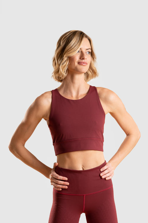 Charger l&#39;image 1 dans la galerie. Mannequin portant la brassière The Original en couleur bordeaux avec des MicroPerles et un tissu de compression certifié Oeko-Tex pour améliorer la circulation, favoriser le drainage lymphatique et soulager la douleur.