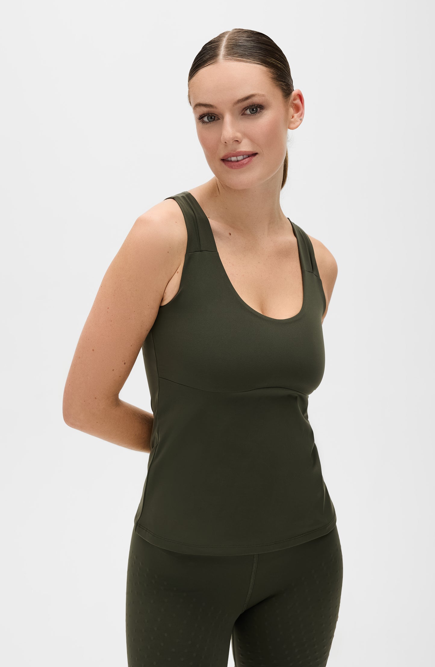 Mannequin portant le débardeur L'Original en couleur verte olive avec billes MicroPerle dans le dos, tissu de compression certifié OEKO-TEX pour drainage lymphatique, une meilleure circulation et réduction de douleurs musculaires