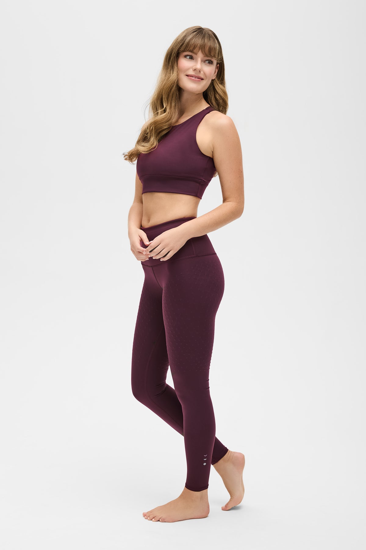 Mannequin portant le legging L'Original en couleur figue, avec tissu de compression certifié OEKO-TEX pour un drainage lymphatique optimal, amélioration de la circulation, réduction de la rétention d'eau