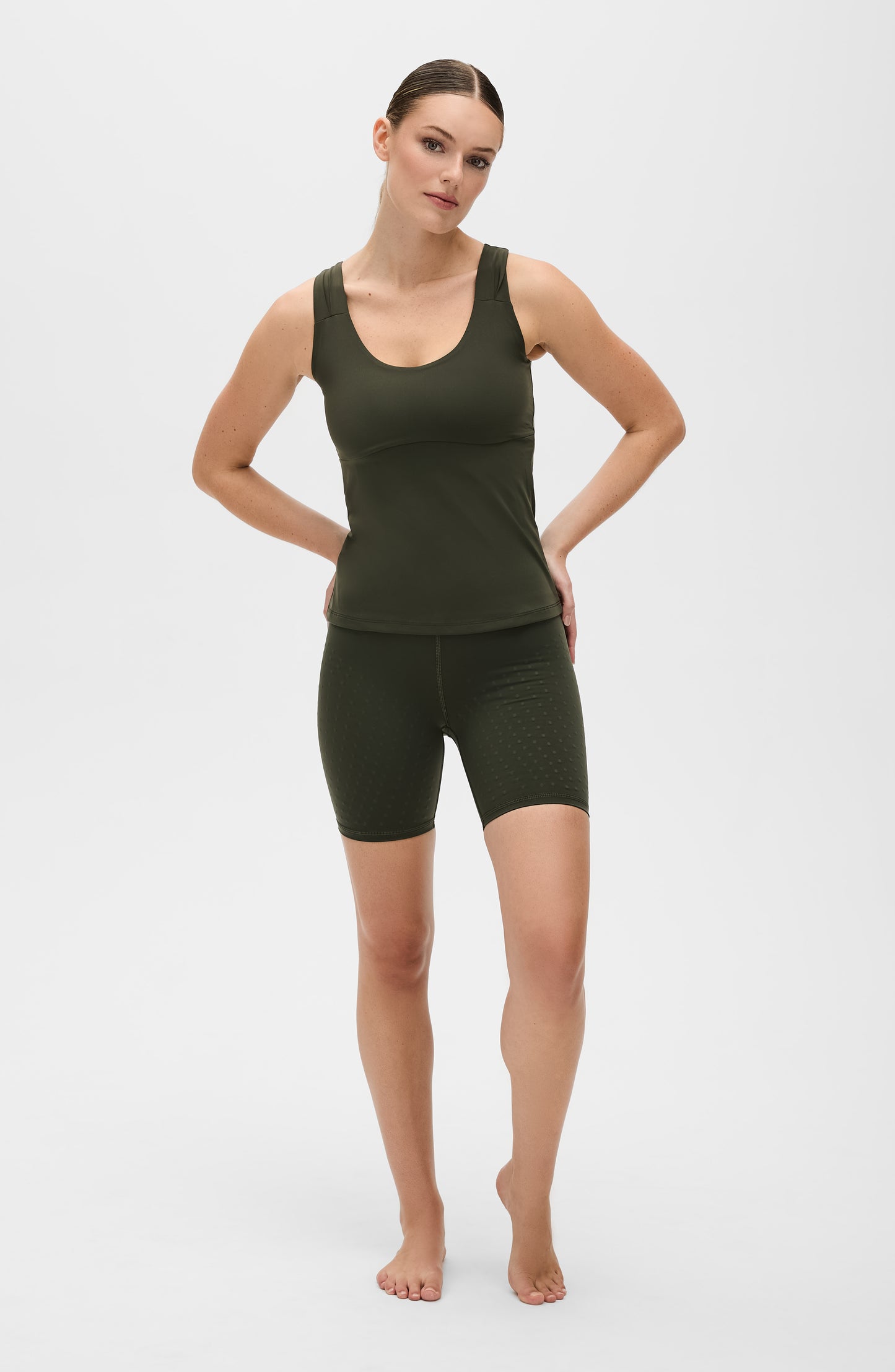Mannequin portant le short cycliste L'Original en olive, avec tissu de compression certifié OEKO-TEX pour un drainage lymphatique optimal, amélioration de la circulation, réduction de la rétention d'eau