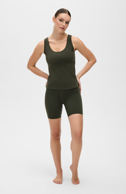 Charger l&#39;image 1 dans la galerie. Mannequin portant le short cycliste L'Original en olive, avec tissu de compression certifié OEKO-TEX pour un drainage lymphatique optimal, amélioration de la circulation, réduction de la rétention d'eau