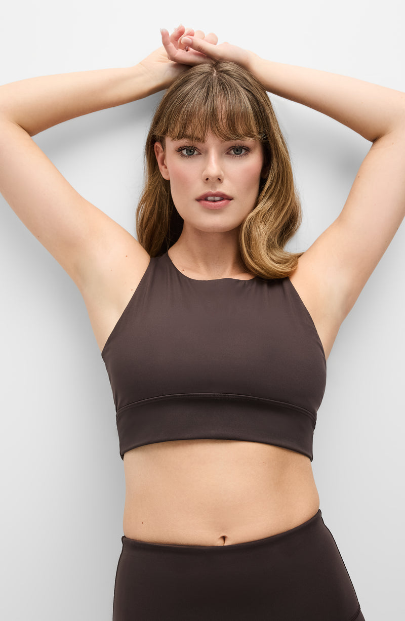 Mannequin portant la brassière The Original en marron java avec des MicroPerles et un tissu de compression certifié Oeko-Tex pour améliorer la circulation, favoriser le drainage lymphatique et soulager la douleur.