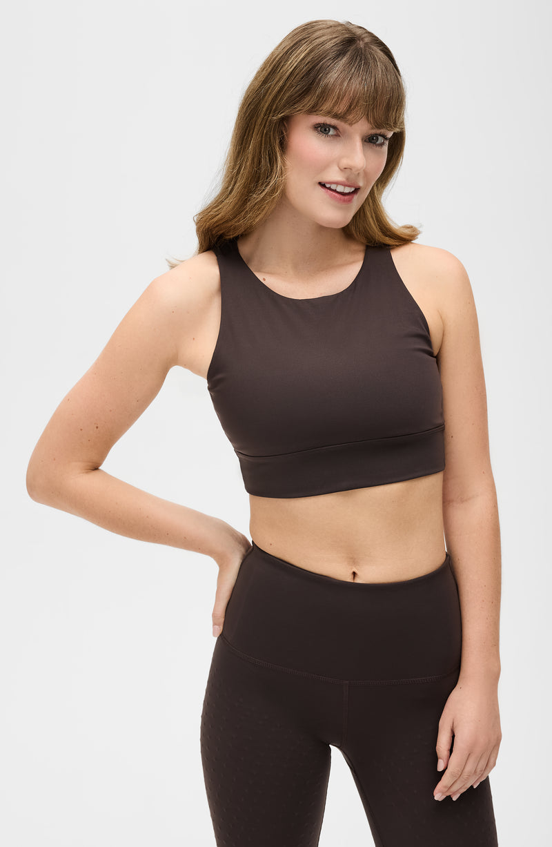 Mannequin portant la brassière The Original en marron java avec des MicroPerles et un tissu de compression certifié Oeko-Tex pour améliorer la circulation, favoriser le drainage lymphatique et soulager la douleur.