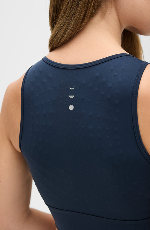 Charger l&#39;image 1 dans la galerie. Mannequin portant la brassière The Original en bleu marine avec des MicroPerles et un tissu de compression certifié Oeko-Tex pour améliorer la circulation, favoriser le drainage lymphatique et soulager la douleur.