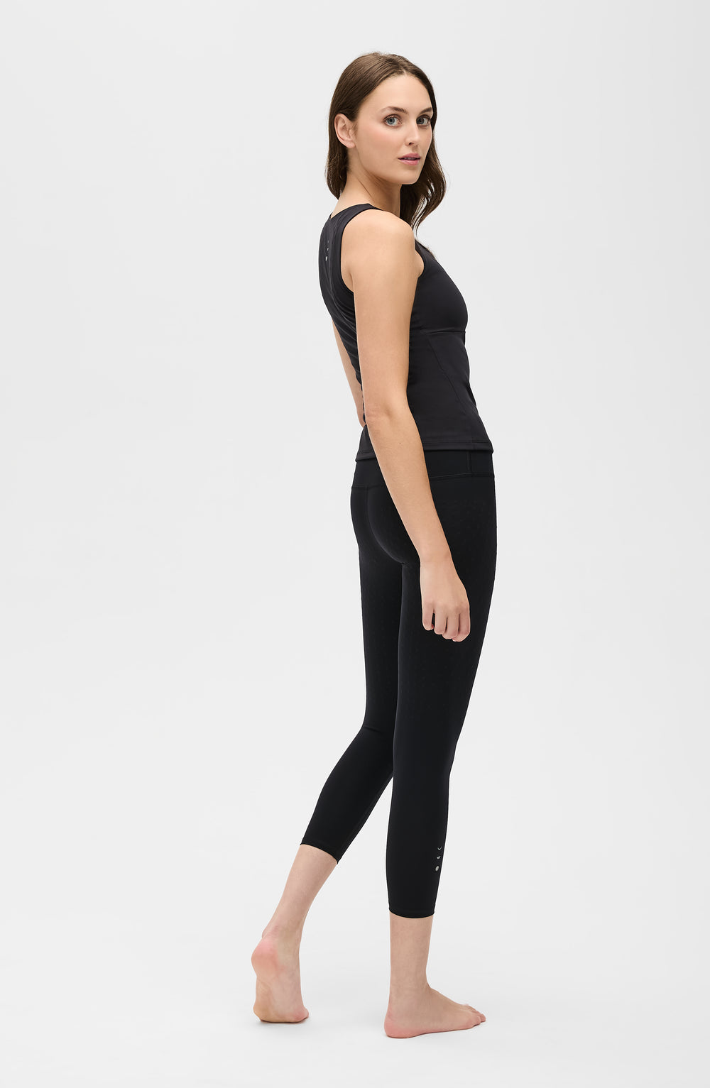 Mannequin portant le legging L'Original en couleur noir, avec tissu de compression certifié OEKO-TEX pour un drainage lymphatique optimal, amélioration de la circulation, réduction de la rétention d'eau