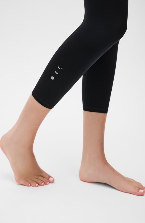 Charger l&#39;image 1 dans la galerie. Mannequin portant le legging L'Original en couleur noir, avec tissu de compression certifié OEKO-TEX pour un drainage lymphatique optimal, amélioration de la circulation, réduction de la rétention d'eau