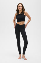 Mannequin portant le legging L'Original en couleur noir, avec tissu de compression certifié OEKO-TEX pour un drainage lymphatique optimal, amélioration de la circulation, réduction de la rétention d'eau
