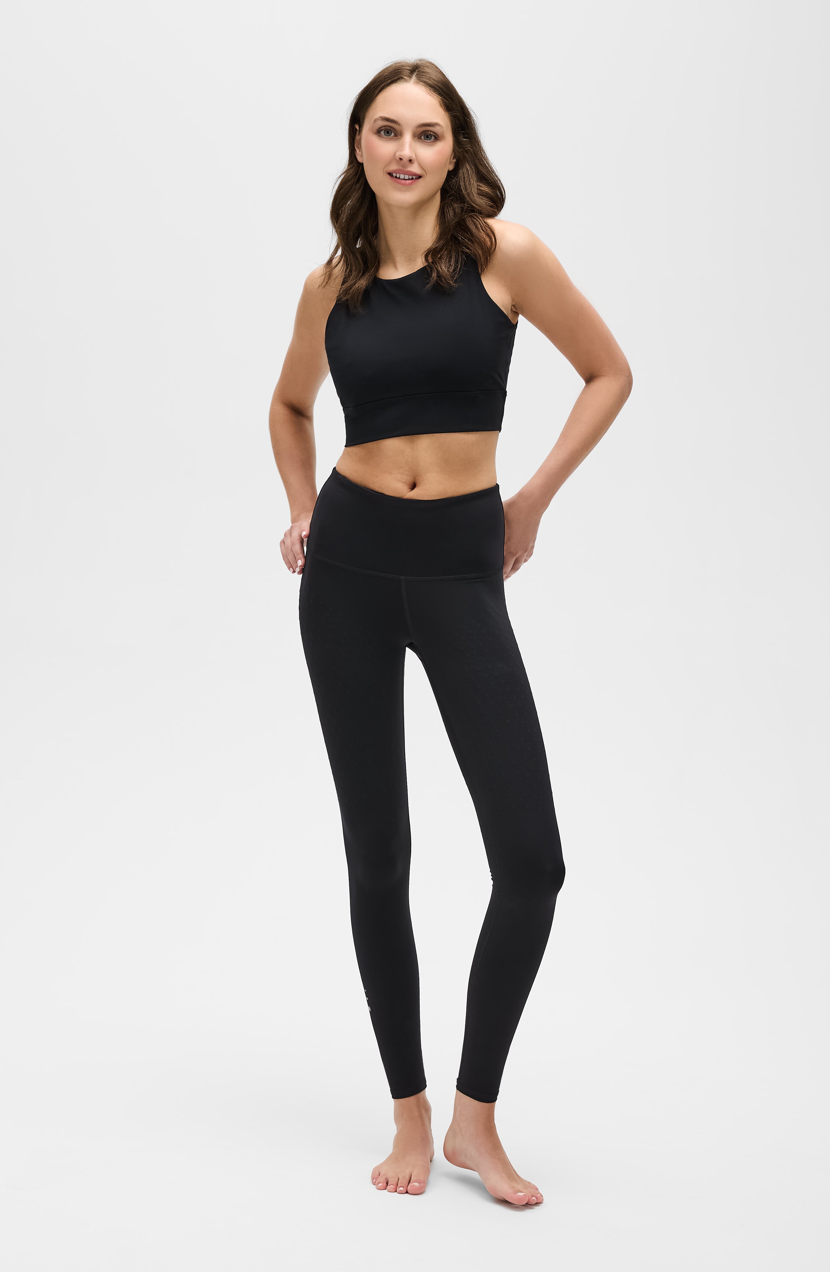 Mannequin portant le legging L'Original en couleur noir, avec tissu de compression certifié OEKO-TEX pour un drainage lymphatique optimal, amélioration de la circulation, réduction de la rétention d'eau