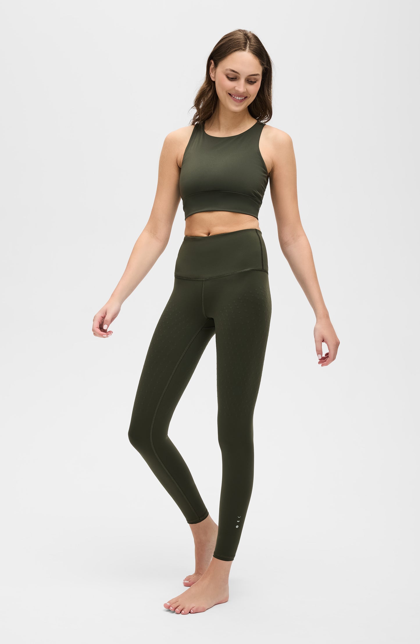 Mannequin portant le legging L'Original en couleur vert olive, avec tissu de compression certifié OEKO-TEX pour un drainage lymphatique optimal, amélioration de la circulation, réduction de la rétention d'eau
