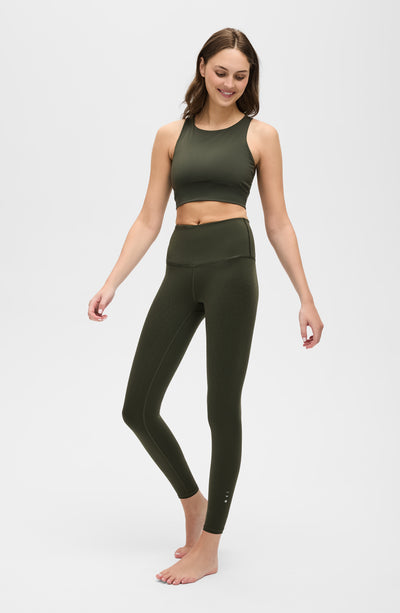 Mannequin portant le legging L'Original en couleur vert olive, avec tissu de compression certifié OEKO-TEX pour un drainage lymphatique optimal, amélioration de la circulation, réduction de la rétention d'eau