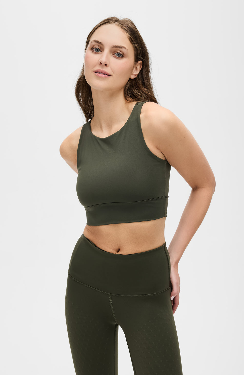 Mannequin portant la brassière The Original en vert olive avec des MicroPerles et un tissu de compression certifié Oeko-Tex pour améliorer la circulation, favoriser le drainage lymphatique et soulager la douleur.