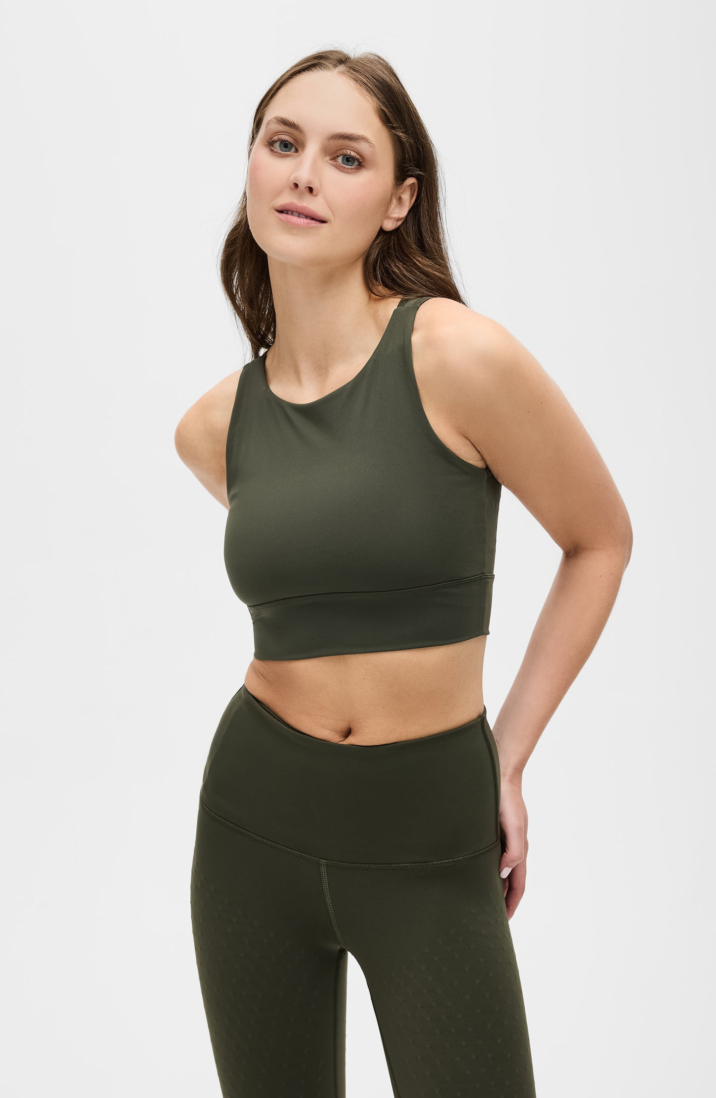 Mannequin portant la brassière The Original en vert olive avec des MicroPerles et un tissu de compression certifié Oeko-Tex pour améliorer la circulation, favoriser le drainage lymphatique et soulager la douleur.