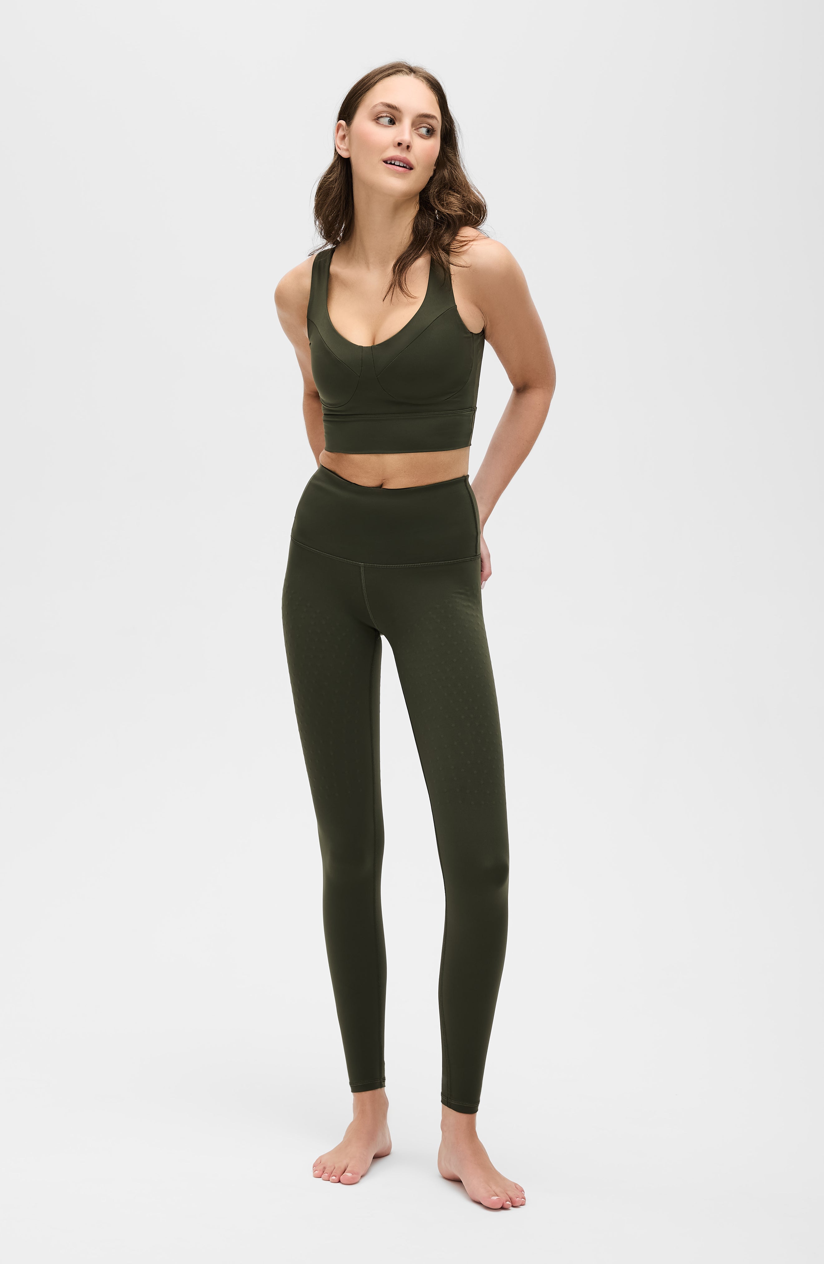 Mannequin portant la brassière Divine en couleur olive avec billes MicroPerle dans le dos, tissu de compression certifié OEKO-TEX pour drainage lymphatique, une meilleure circulation et réduction de douleurs musculaires