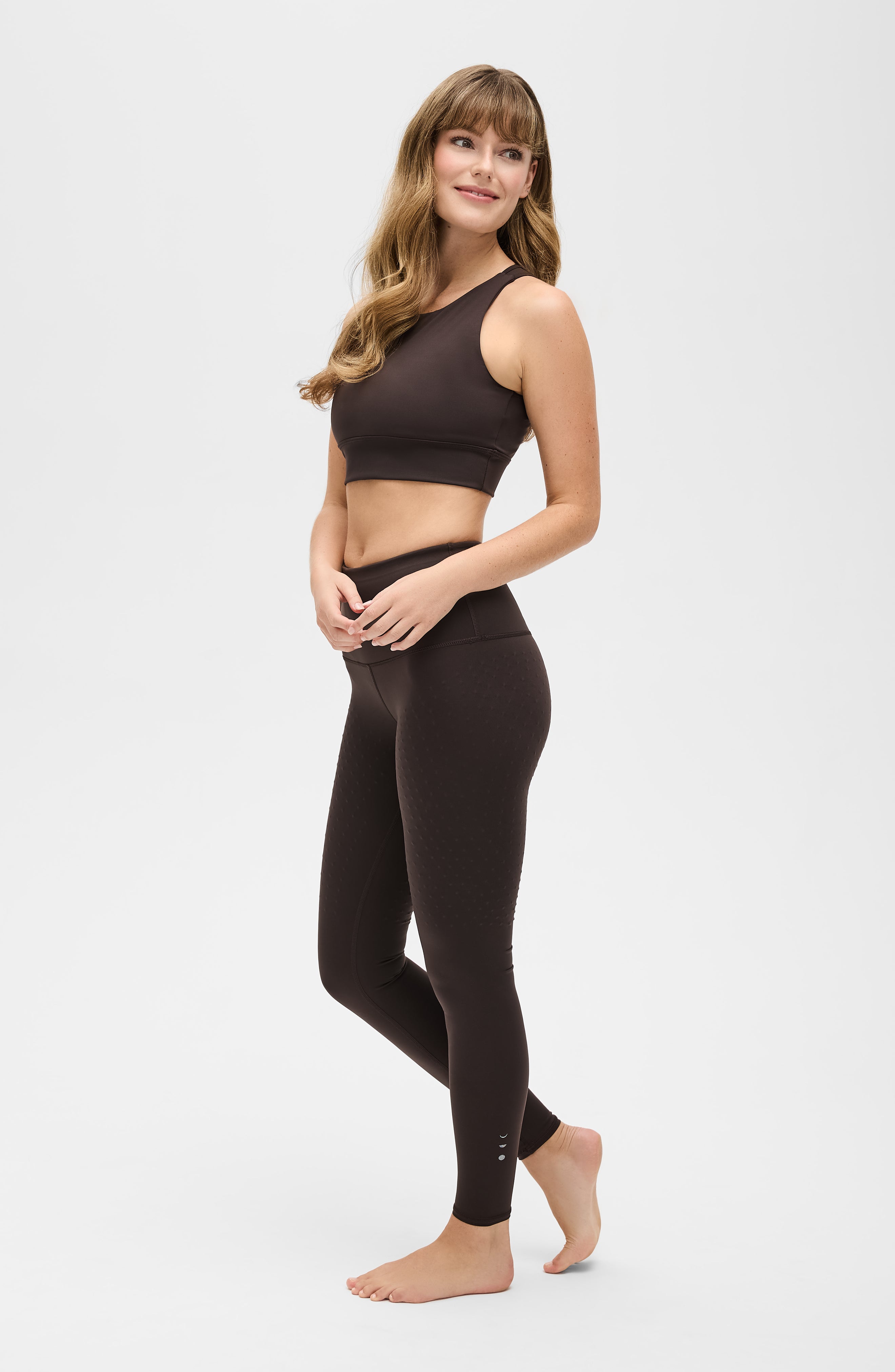 Mannequin portant le legging L'Original en couleur marron java, avec tissu de compression certifié OEKO-TEX pour un drainage lymphatique optimal, amélioration de la circulation, réduction de la rétention d'eau
