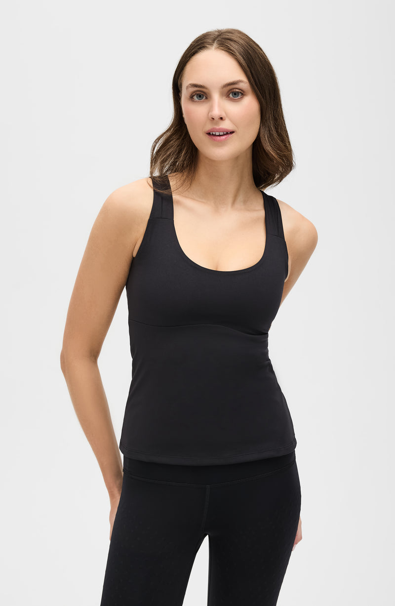 Mannequin portant le débardeur L'Original en couleur noire avec billes MicroPerle dans le dos, tissu de compression certifié OEKO-TEX pour drainage lymphatique, une meilleure circulation et réduction de douleurs musculaires