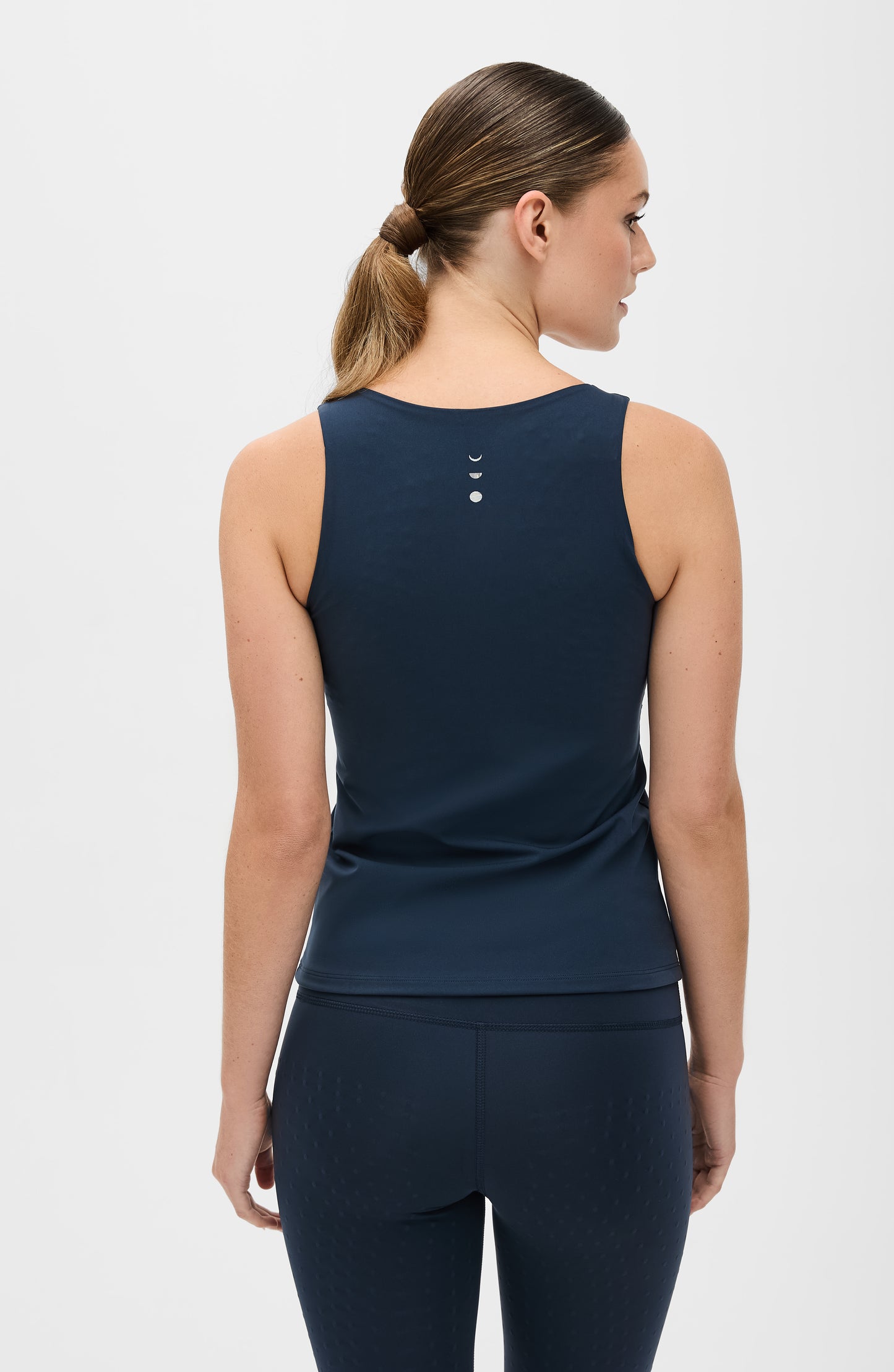 Mannequin portant le débardeur L'Original en couleur bleue marine avec billes MicroPerle dans le dos, tissu de compression certifié OEKO-TEX pour drainage lymphatique, une meilleure circulation et réduction de douleurs musculaires