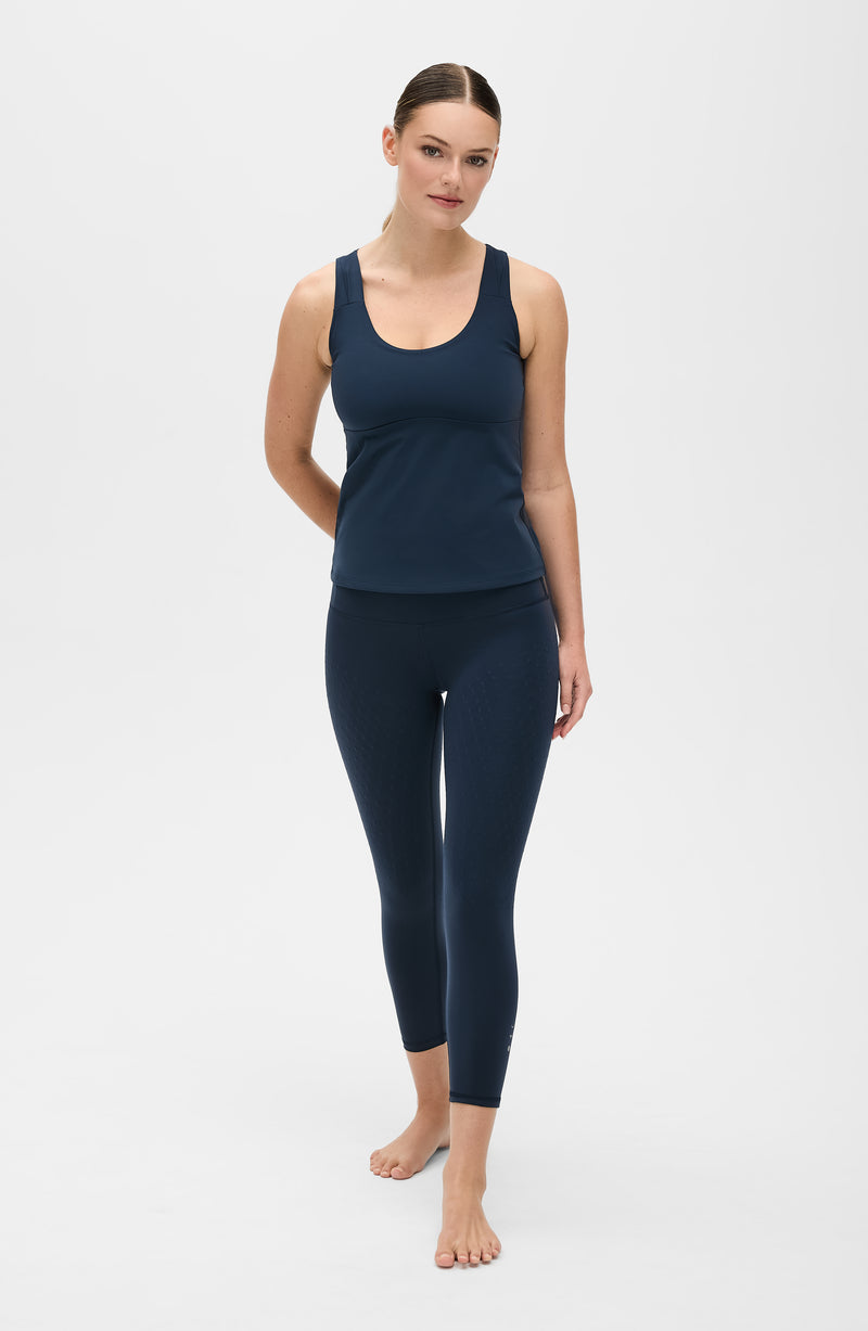 Mannequin portant le débardeur L'Original en couleur bleue marine avec billes MicroPerle dans le dos, tissu de compression certifié OEKO-TEX pour drainage lymphatique, une meilleure circulation et réduction de douleurs musculaires