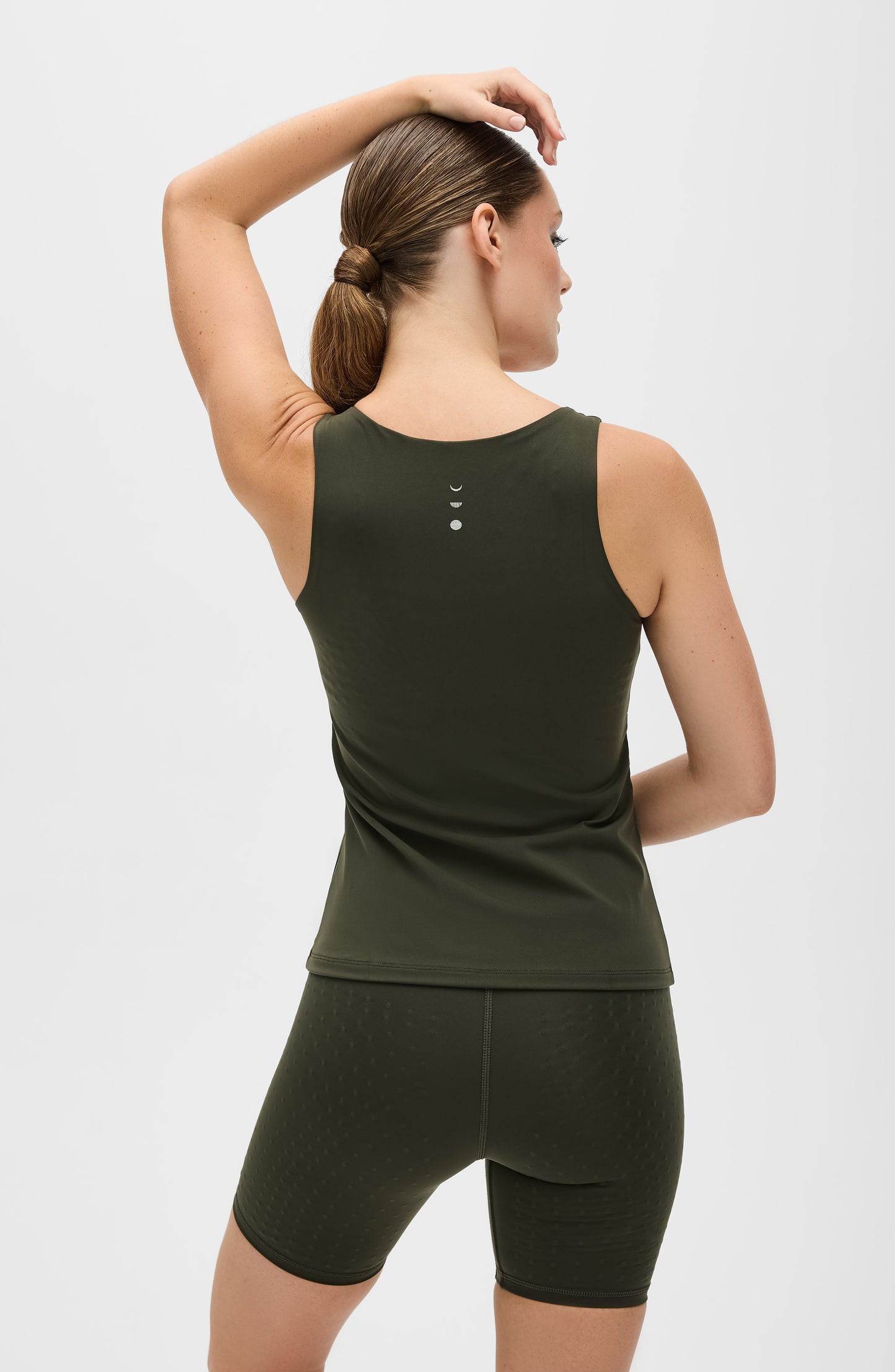 Mannequin portant le débardeur L'Original en couleur verte olive avec billes MicroPerle dans le dos, tissu de compression certifié OEKO-TEX pour drainage lymphatique, une meilleure circulation et réduction de douleurs musculaires