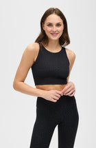 Mannequin portant la brassière Fierce à imprimé léopard de la collection Fierce d’Elastique, confectionné dans un tissu de compression certifié OEKO-TEX®, doté de la technologie MicroPerle® pour stimuler la circulation, favoriser le drainage lymphatique et lisser la peau.
